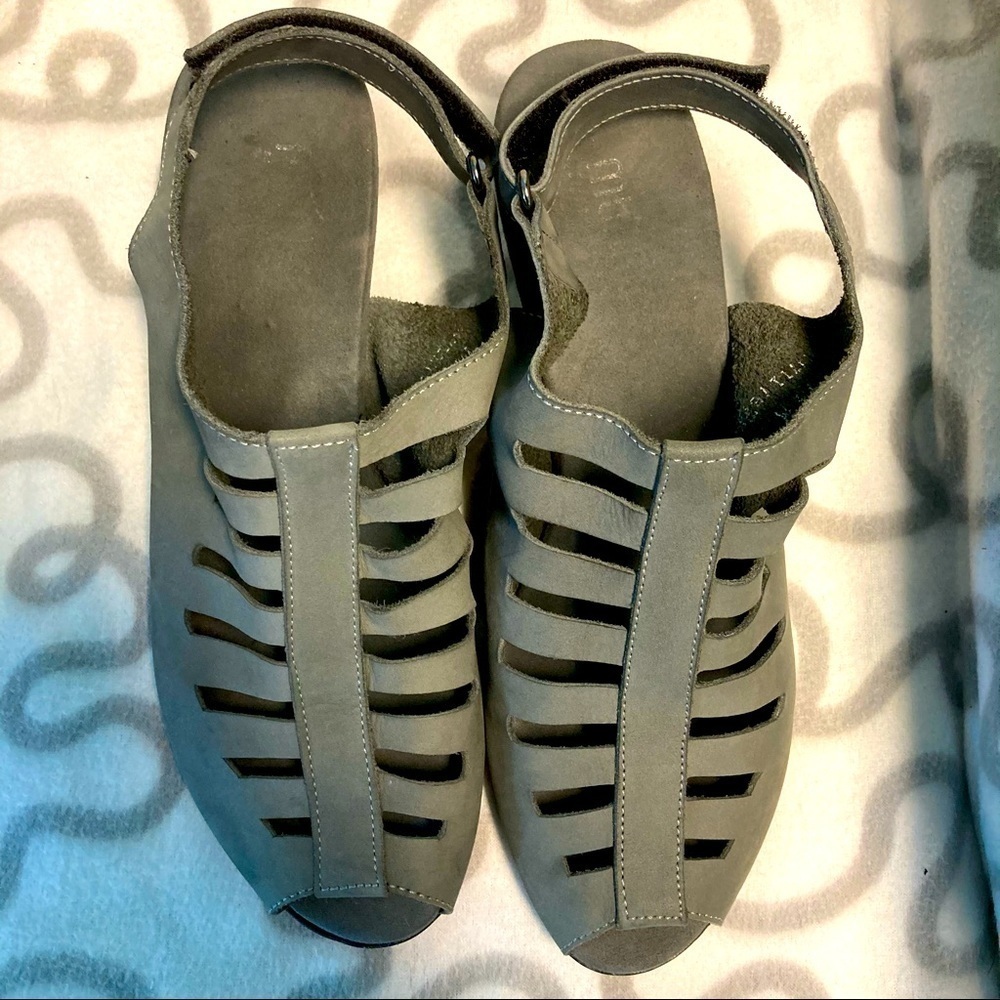 MUNRO Sz 9.5 Abby Grey Heel  Sandal w/ Velcro Closure